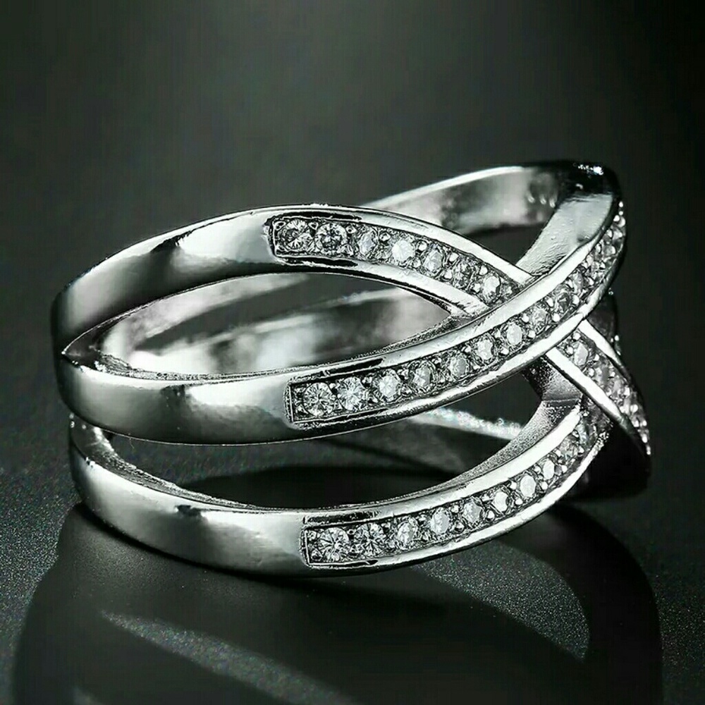NWT ELEGANT SILVER CRYSTAL CROSS RING - Picture 3 of 6